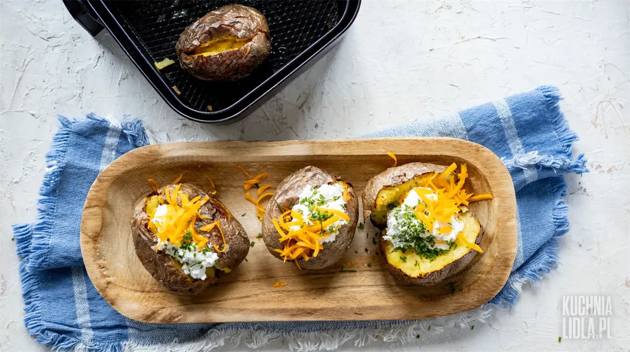 Pieczone ziemniaki z airfryera z serkiem czosnkowym, serem mimolette i szczypiorkiem Pieczone ziemniaki z airfryera z serkiem czosnkowym, serem mimolette i szczypiorkiem